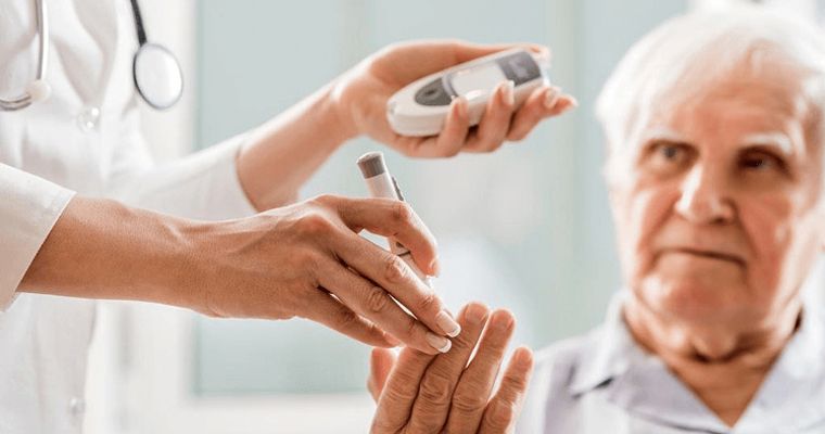 Biện pháp hỗ trợ và lưu ý khi chăm sóc người tiểu đường